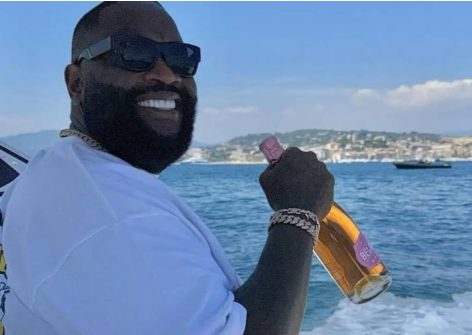 Rick Ross aravumirwa ku gahera n’umugabo ufite ubumuga.