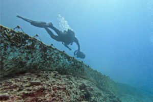 Underwater stone wall measuring 120 meters discovered off the coast of Brittany, western France