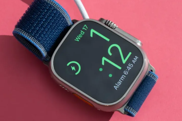 Smartwatch monitoring heart rate and detecting heart rhythm abnormalities