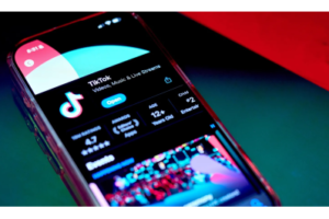 Illustration showing a book connected to a digital brain with circuit lines on a blue background, symbolizing artificial intelligence, knowledge, and technology integration.